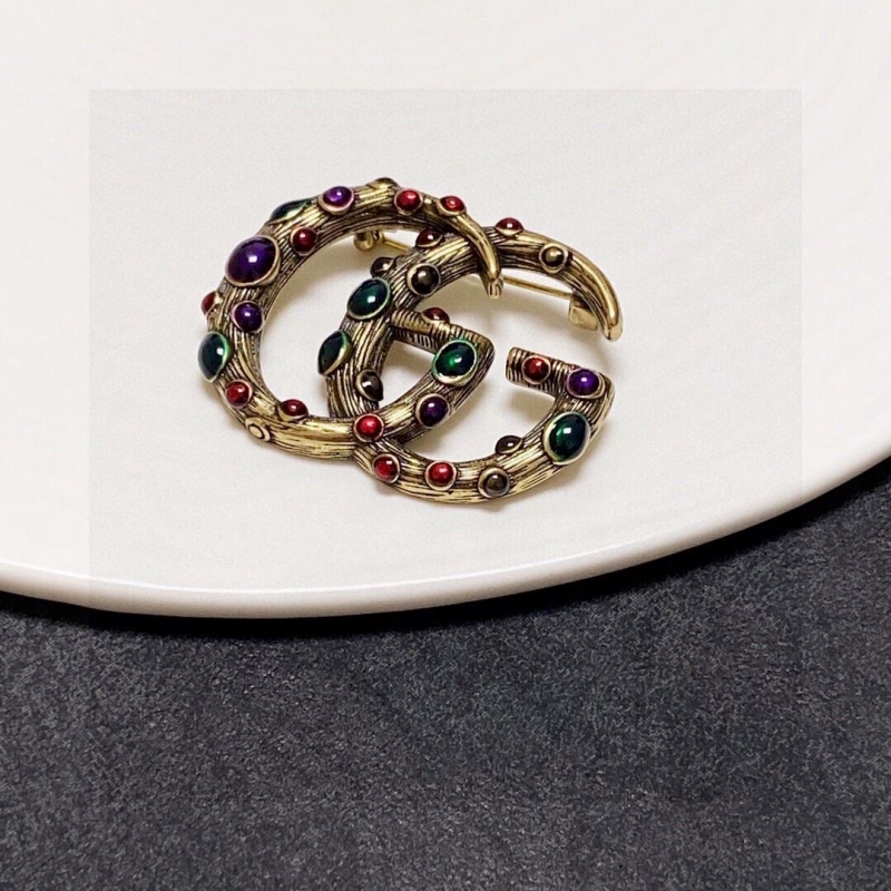 G*u*i brooches